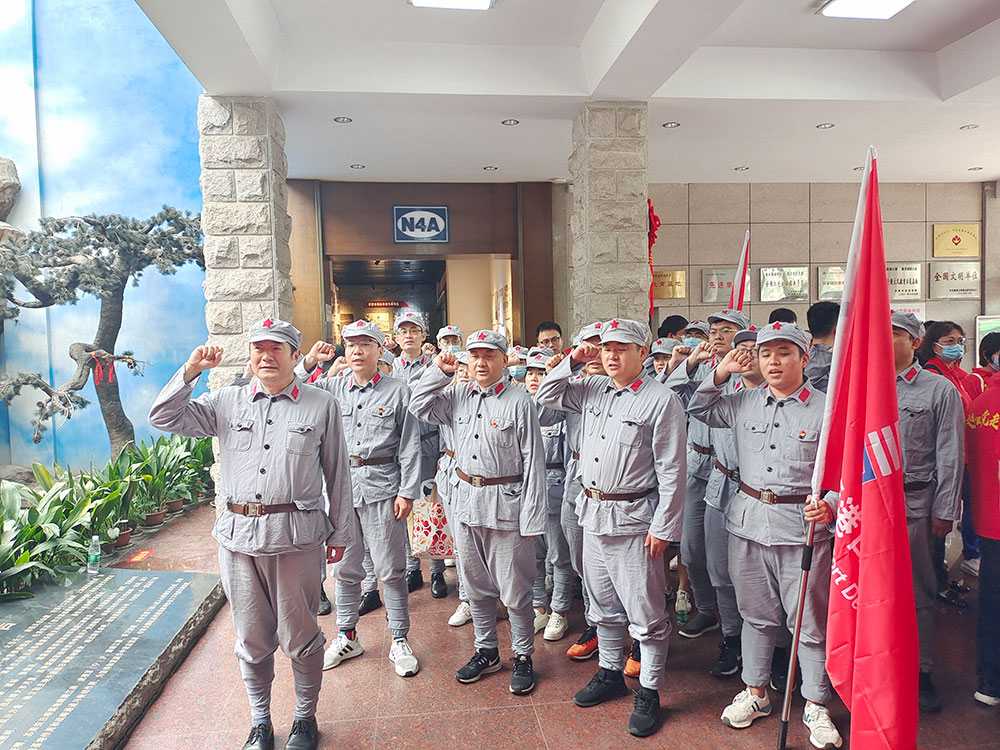 4口岸生长机关支部联合供应链支部赴句容茅山新四军纪念馆开展党史教育活动。。。。。。在新四军纪念馆展馆大厅，，，，全体党员面临党旗，，，，高举右手重温入党誓词，，，，再次体会作为一名共产党员的责任感和使命感。。。。。。.jpg