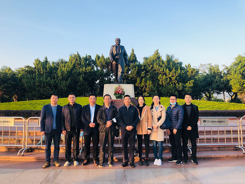 6-战略综合党支部赴深圳博物馆及莲花山公园开展“不忘初心学党史”主题教育，，，，有用引发党组织的凝聚力和向心力，，，，切实提高党员干部的党性修养和责恣意识。。。。。。.jpg